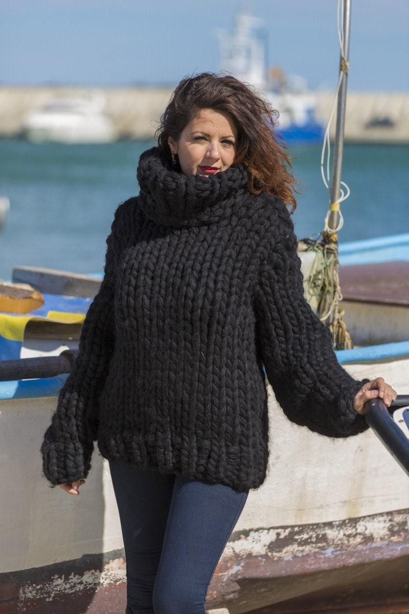 Chunky Wool Sweater – Hand-Knitted Black Oversized Pullover T574