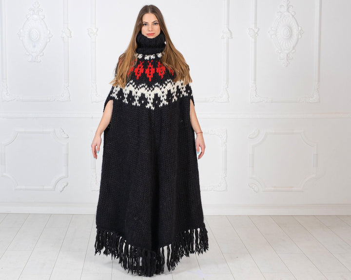 Black Wool Poncho – Hand Knitted Icelandic Pattern Chunky Knit Cape T975W