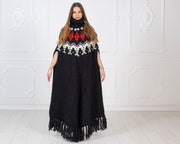 Schwarzer Wollponcho – handgestrickter isländischer Muster Grobstrick-Umhang T975W