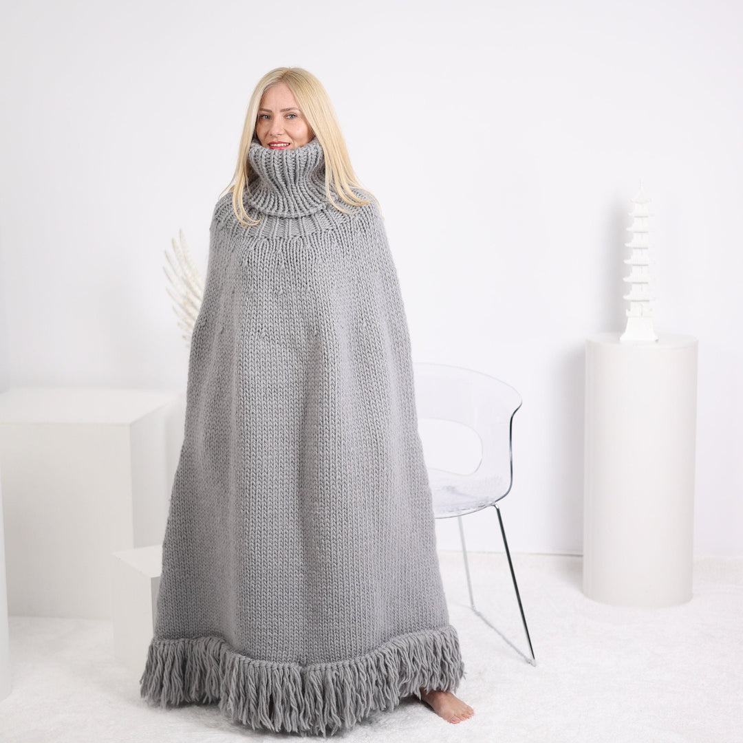 Grey Wool Poncho – Hand Knitted Chunky Knit with 50 cm Turtleneck T1628