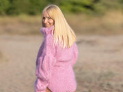 Rosa Mohair-Catsuit – handgestrickter Zopfmuster-Body mit Zöpfen – flauschiger Einteiler – T1232