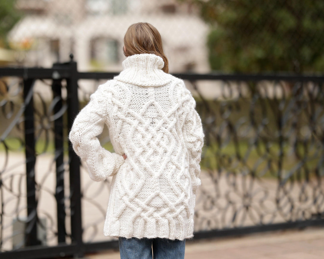 One available in size XL, Cable knit Chumky 100 % Wool  Sweater  T1364
