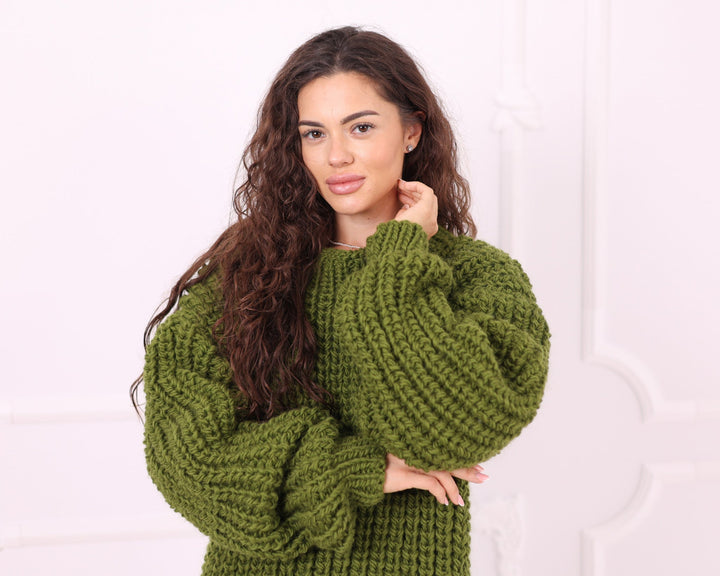 Green chunky wool oversized balloon sleeve sweater front detail