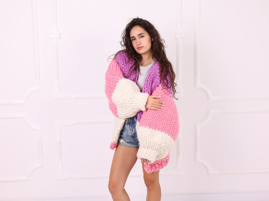 Pink lilac ivory chunky merino cardigan close-up shoulder detail